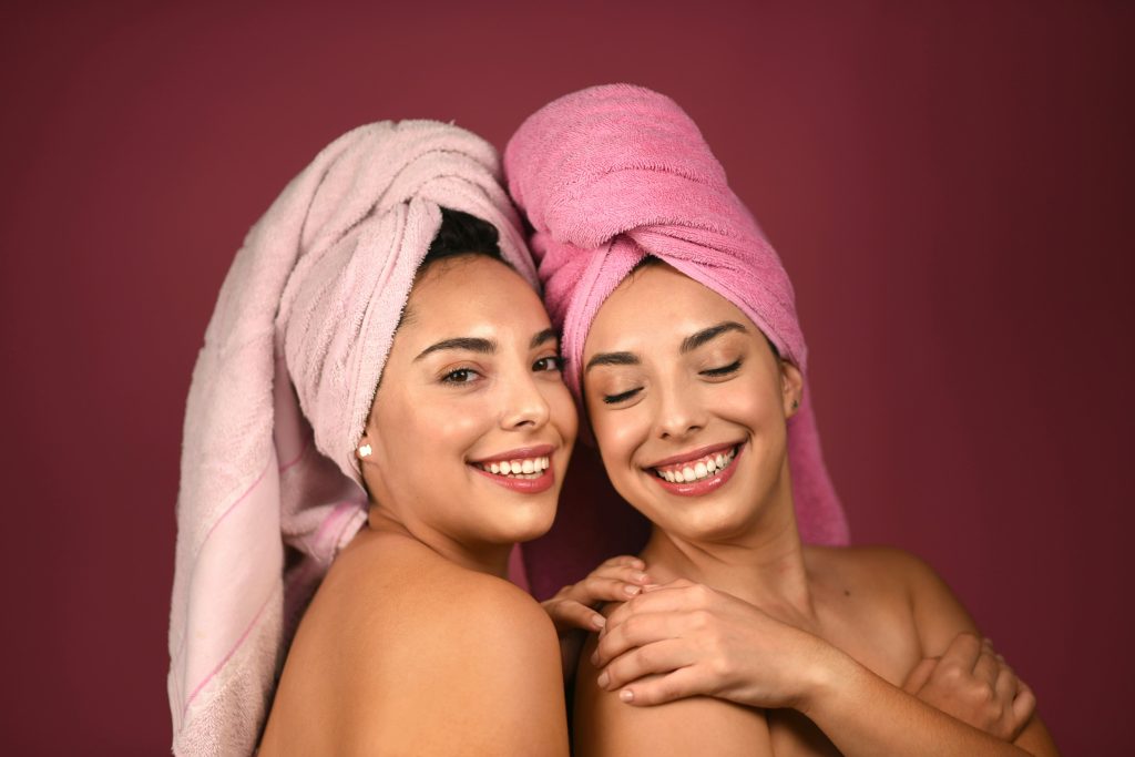 deux womans posing with wet hair
